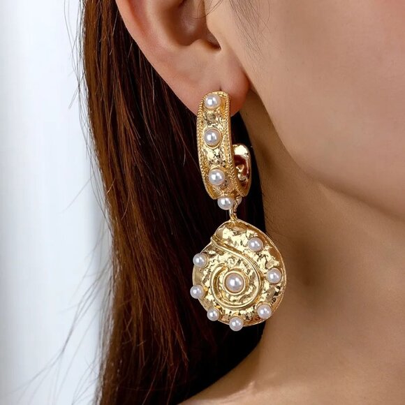 Womens Earrings Pierced Sea Shell Faux Pearl Gold Tone Chandelier Beach Ocean - Picture 2 of 7